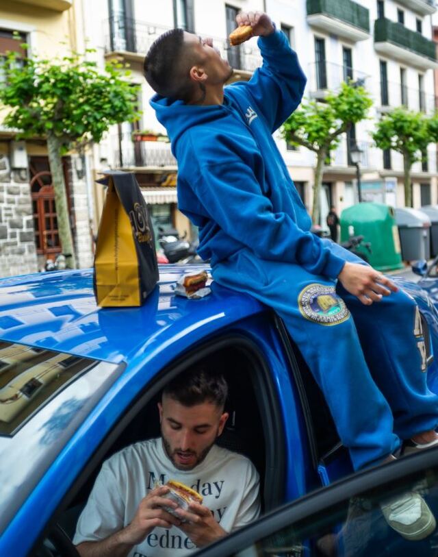 Clientes comiendo hamburguesas Holy encima de un coche en Irún
