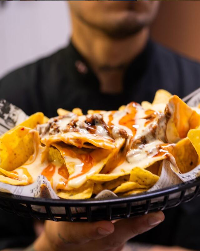 Nachos Holy recién montados con queso fundido