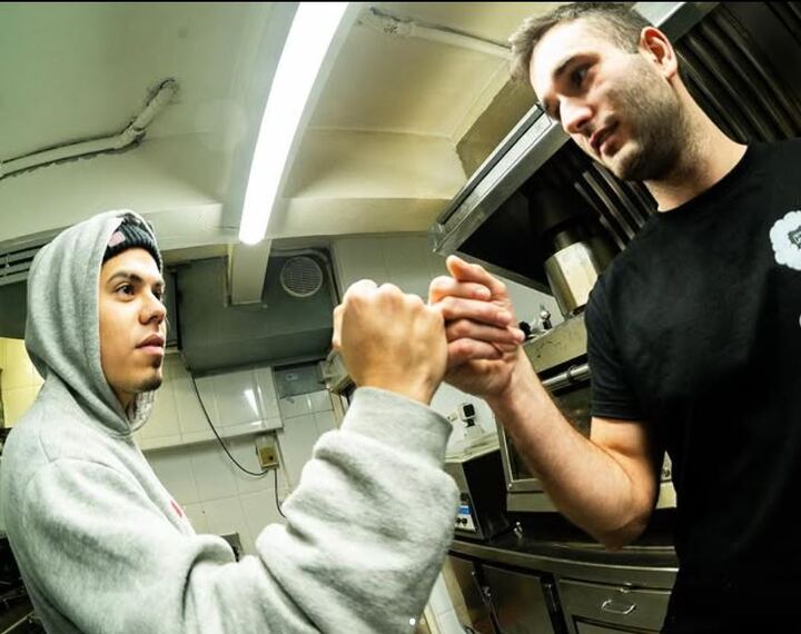 Los dos fundadores de Holy en la cocina del local