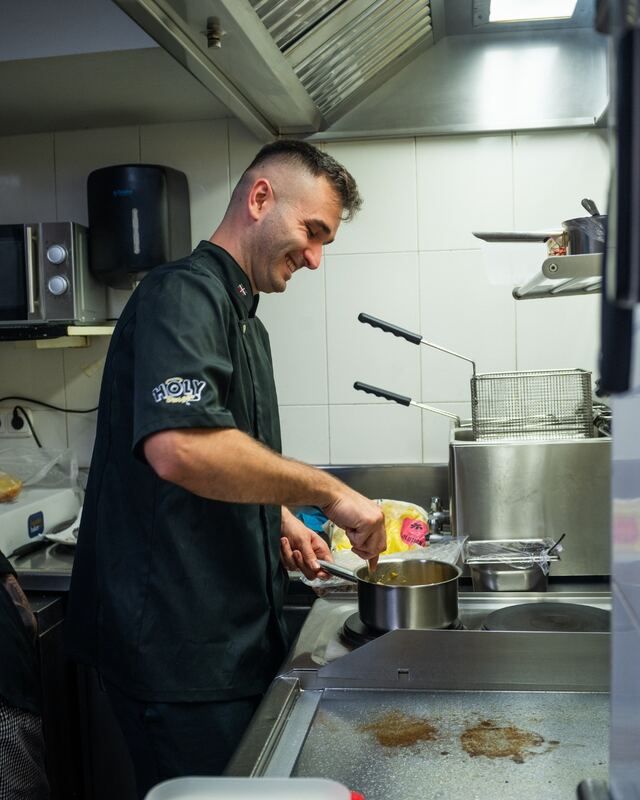 Xabi cocinando y disfrutando en la cocina de Holy